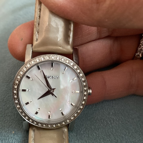 DKNY WATCH. IRIDESCENT gold band. Elegant, gorgeous - Picture 5 of 5